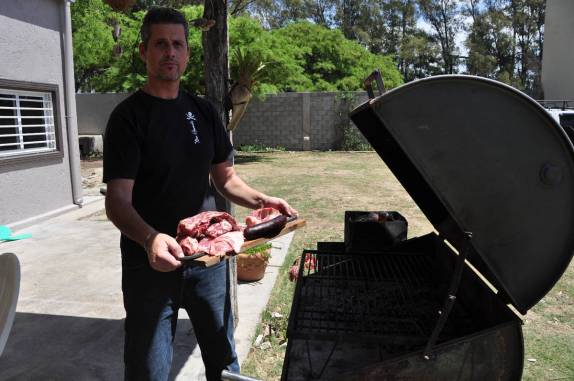 Carnes já temperadas para a churrasqueira onde carvão e algarrobo já estão ardendo! (em Villa Nueva, na Argentina)